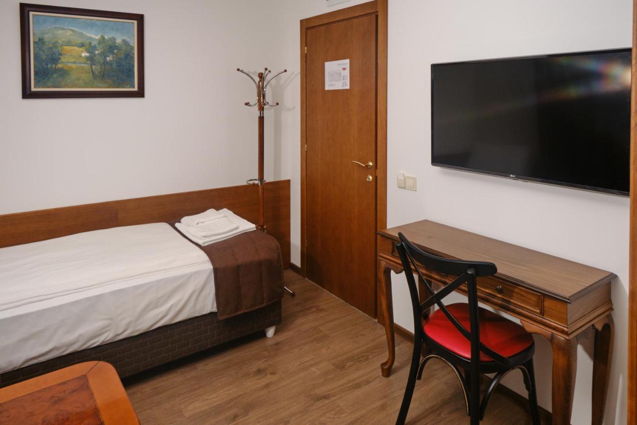 Hotel Splendid Pleven Bagian luar foto
