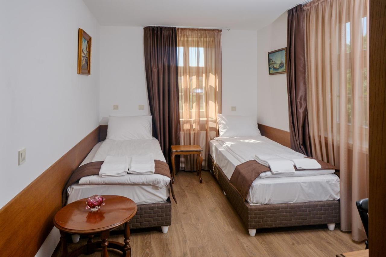 Hotel Splendid Pleven Bagian luar foto