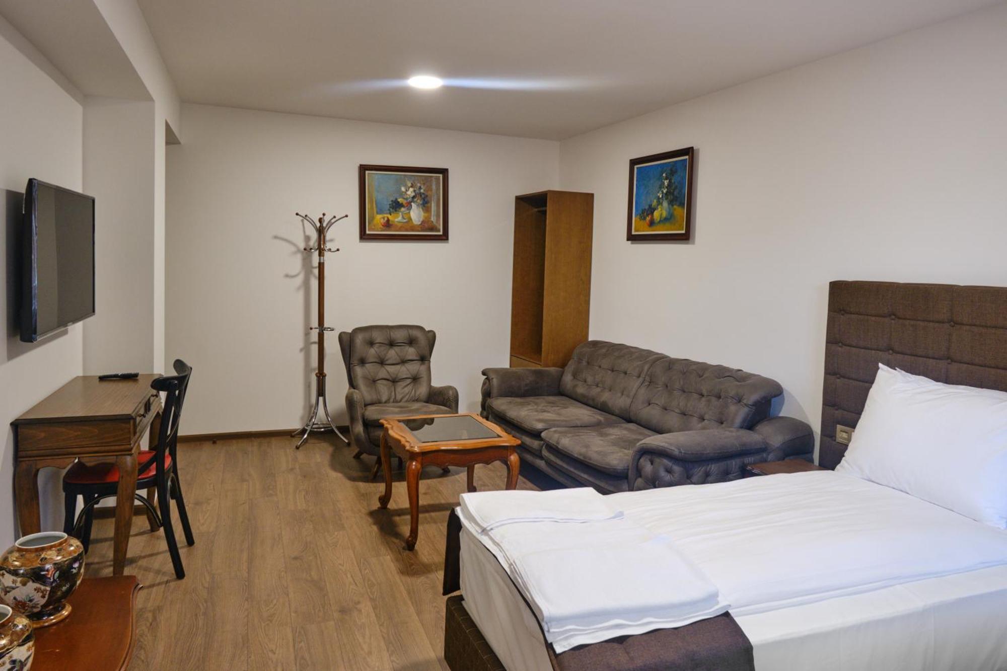 Hotel Splendid Pleven Bagian luar foto